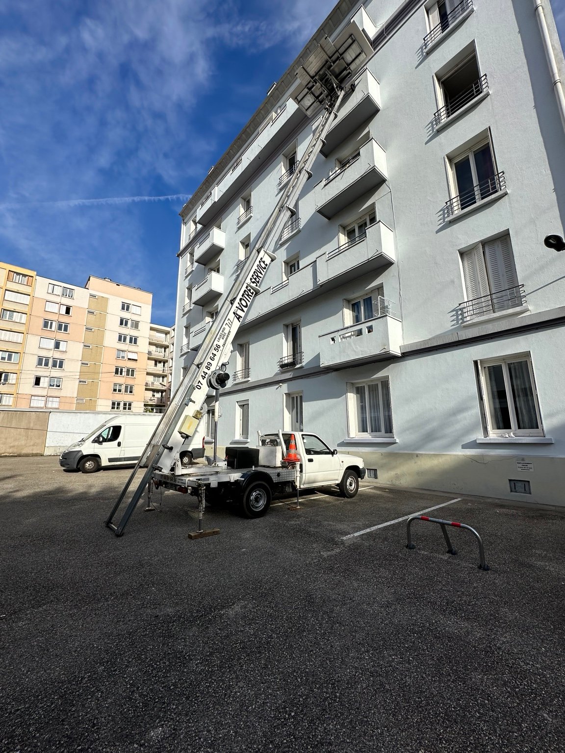 Camion monte-meubles en intervention devant un immeuble